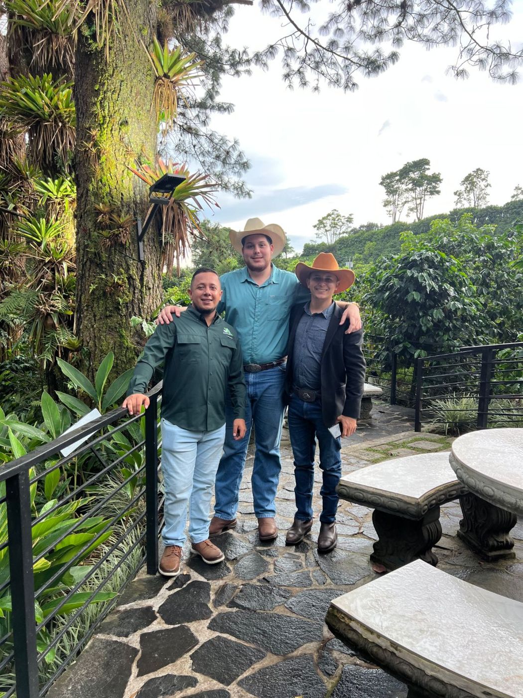 Jóvenes del agro en una finca cafetalera